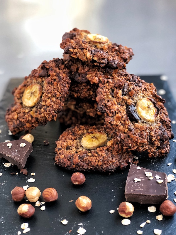 Galletas-con-chispas-de-chocolate-y-plátano-y-avellanas-vegano-saludable-natural_1