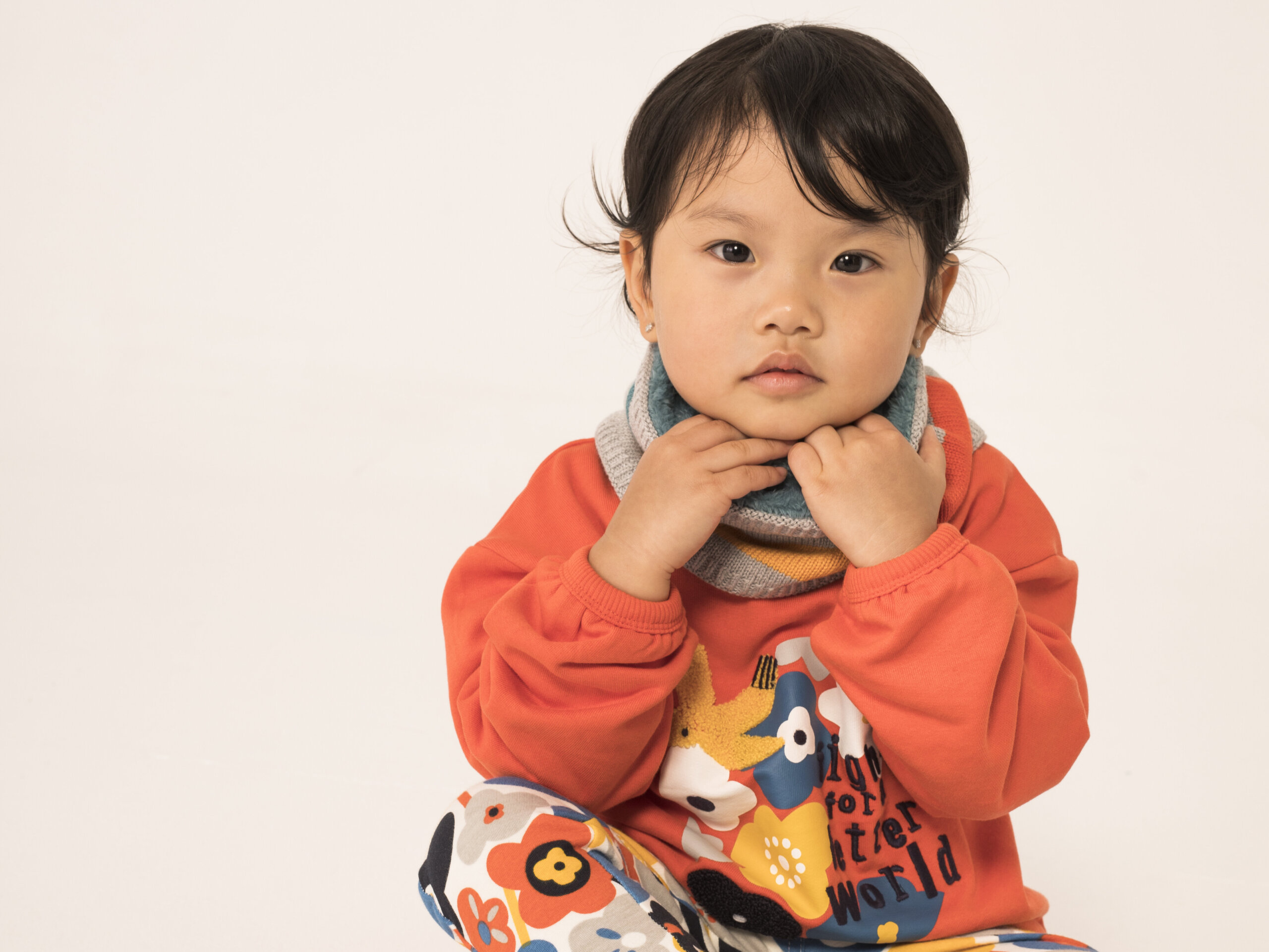 Niña con conjunto de invierno
