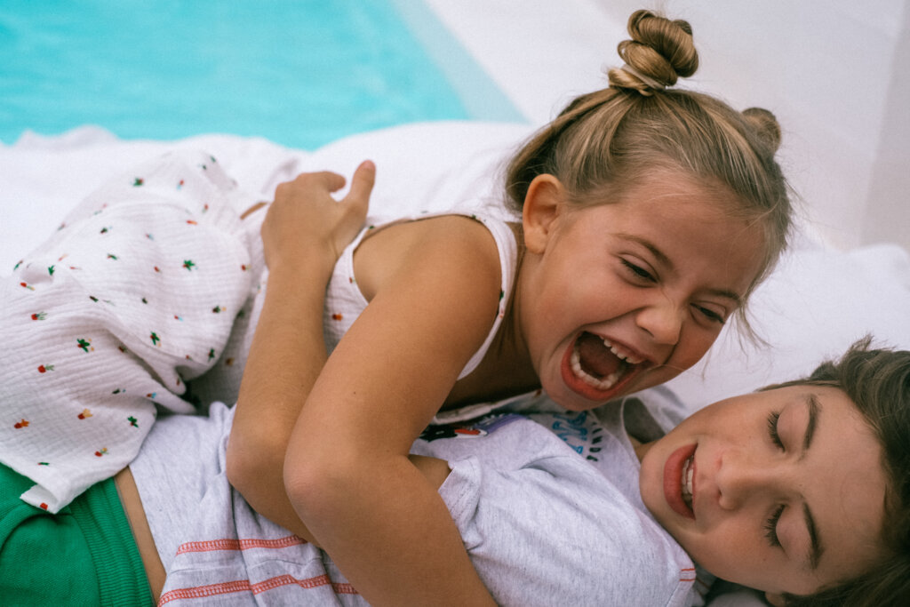 Niña jugando con un niño