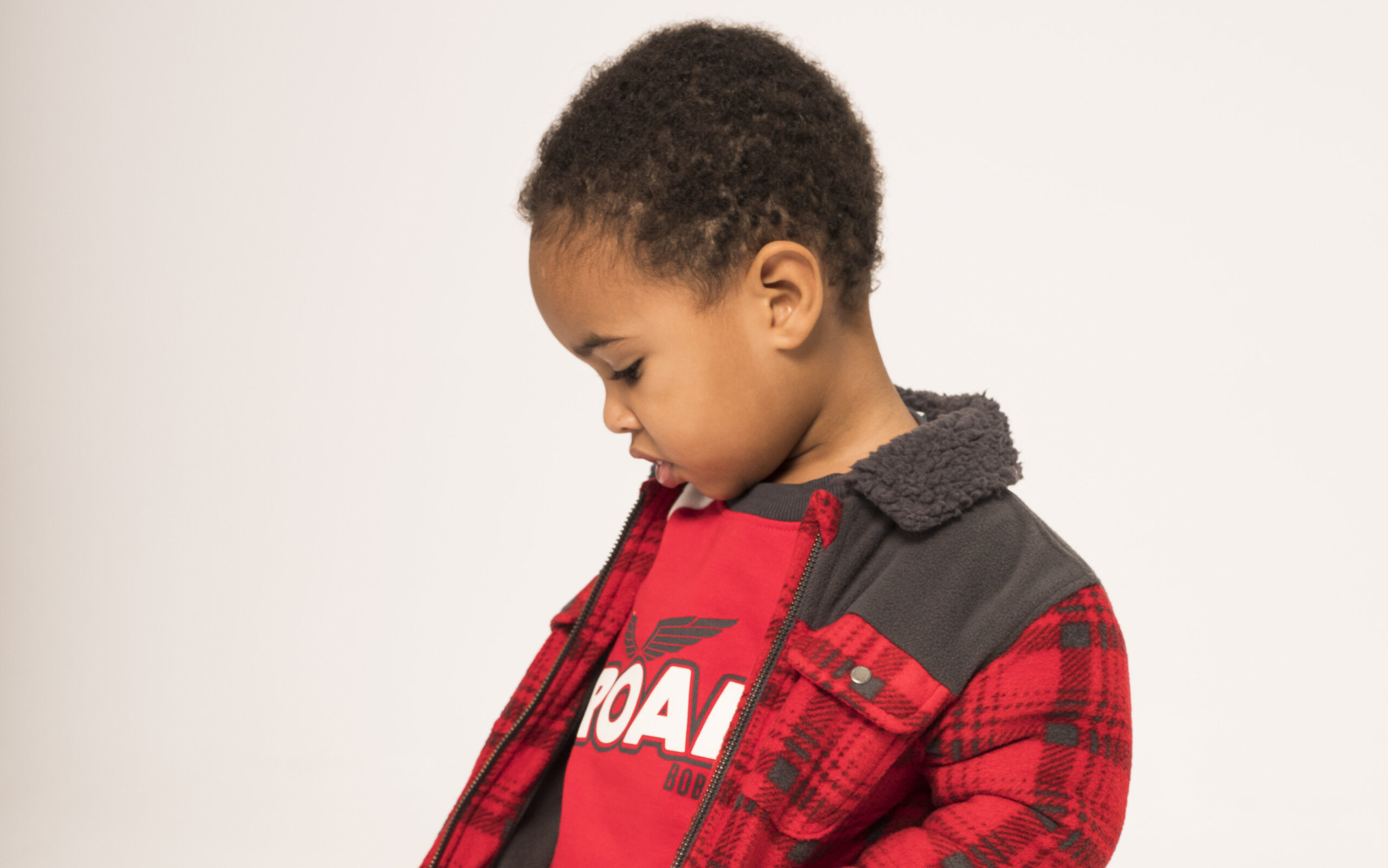 Niño con chaqueta roja