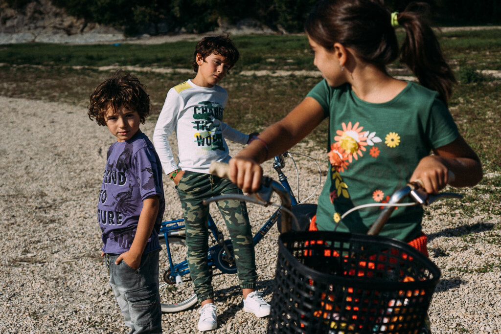 Niños en bicicleta