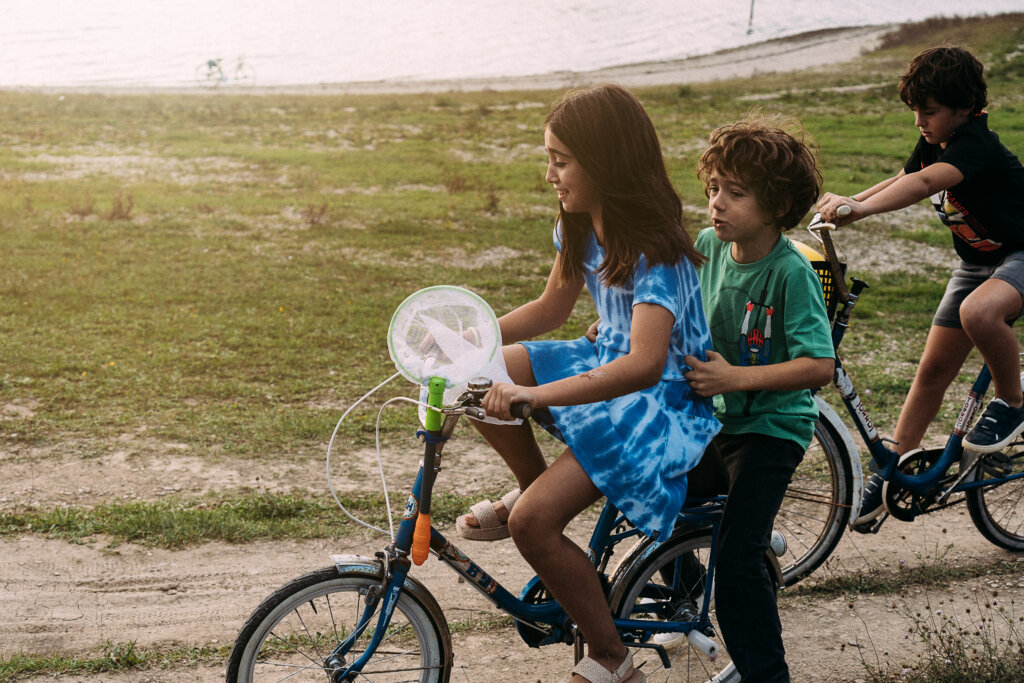 Niños en bicicleta