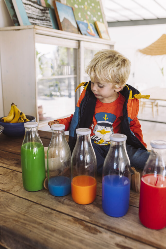 Niño jugando con conjunto de invierno