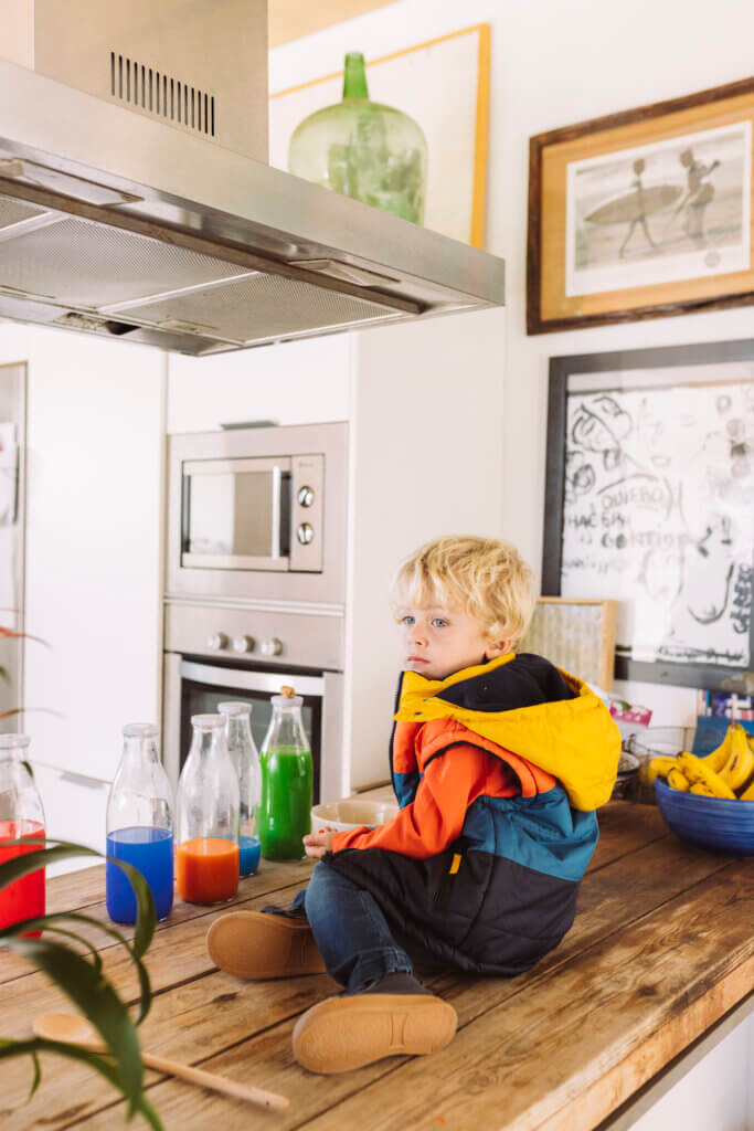 Niños sobre encimera con chaleco