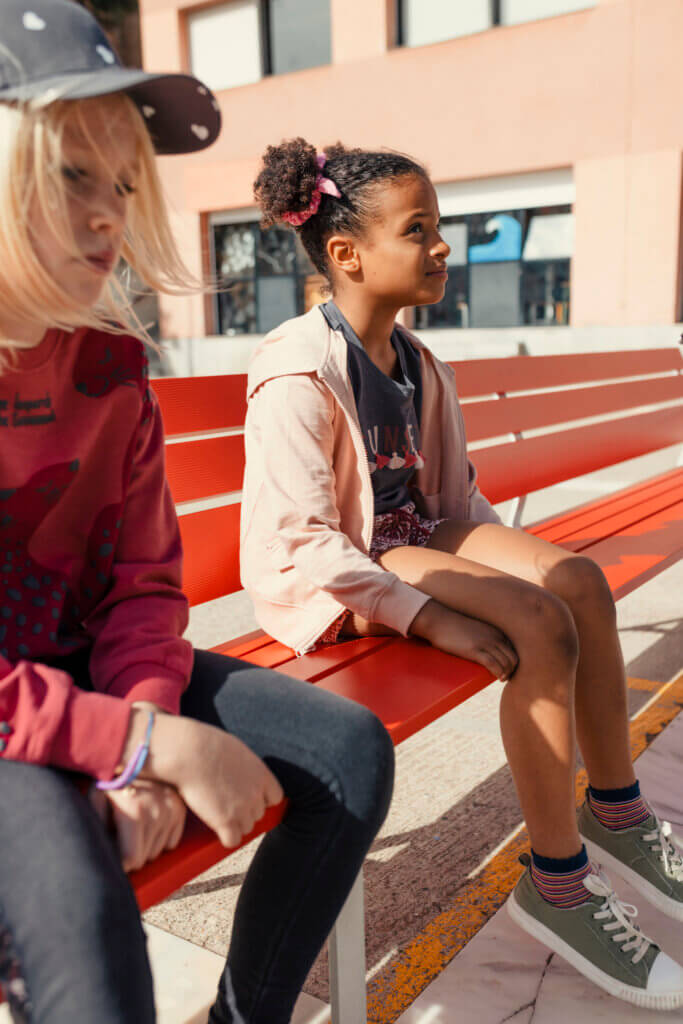 Niñas sentadas con ropa Boboli