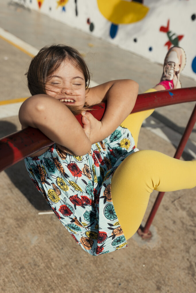 Niña jugando con conjunto colorido