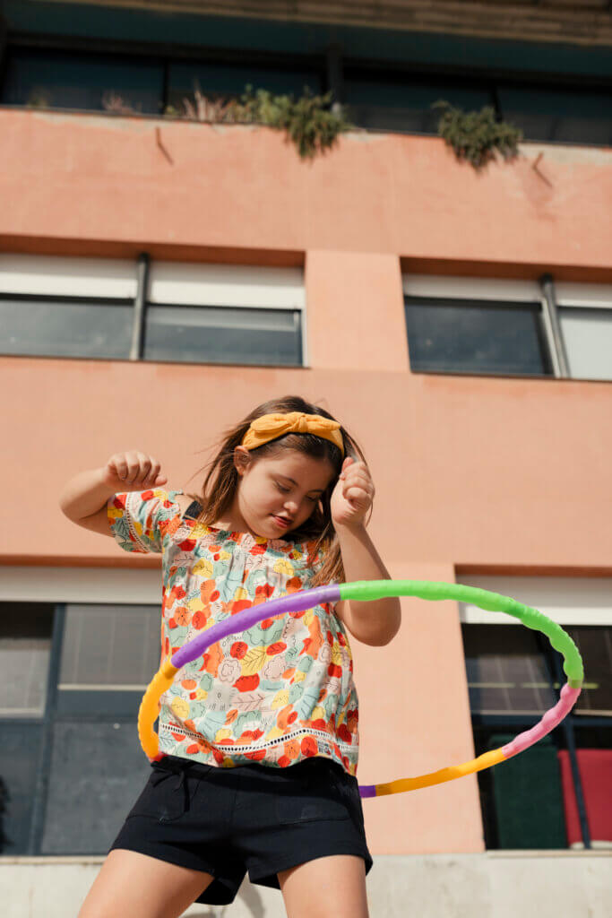 Niña con hula hoop