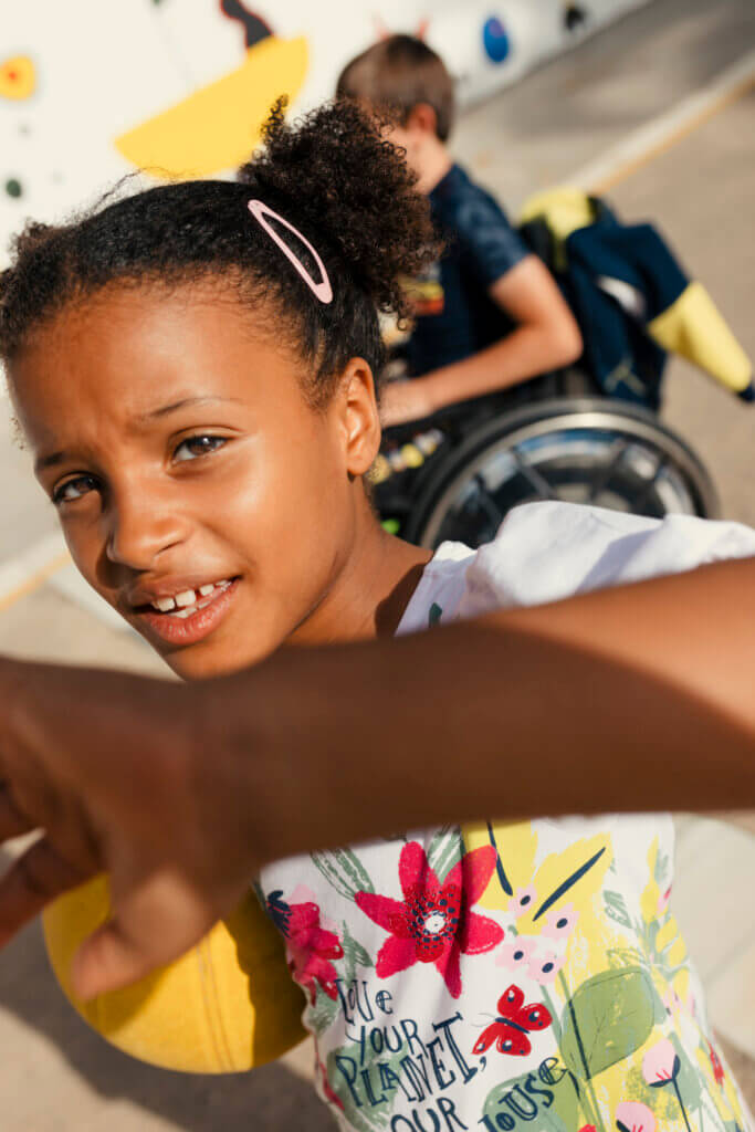 Niña con clip jugando