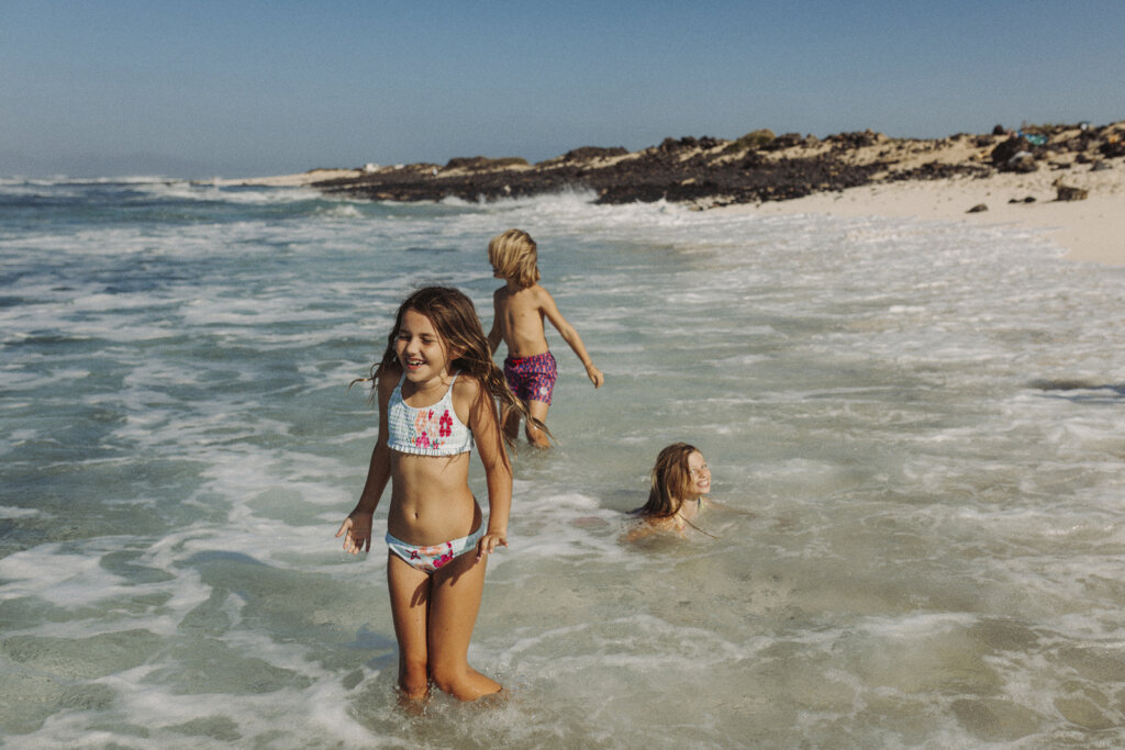 Niños bañándose en la playa