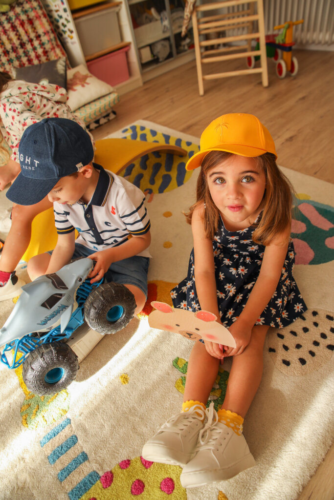 Niños jugando con gorras Boboli
