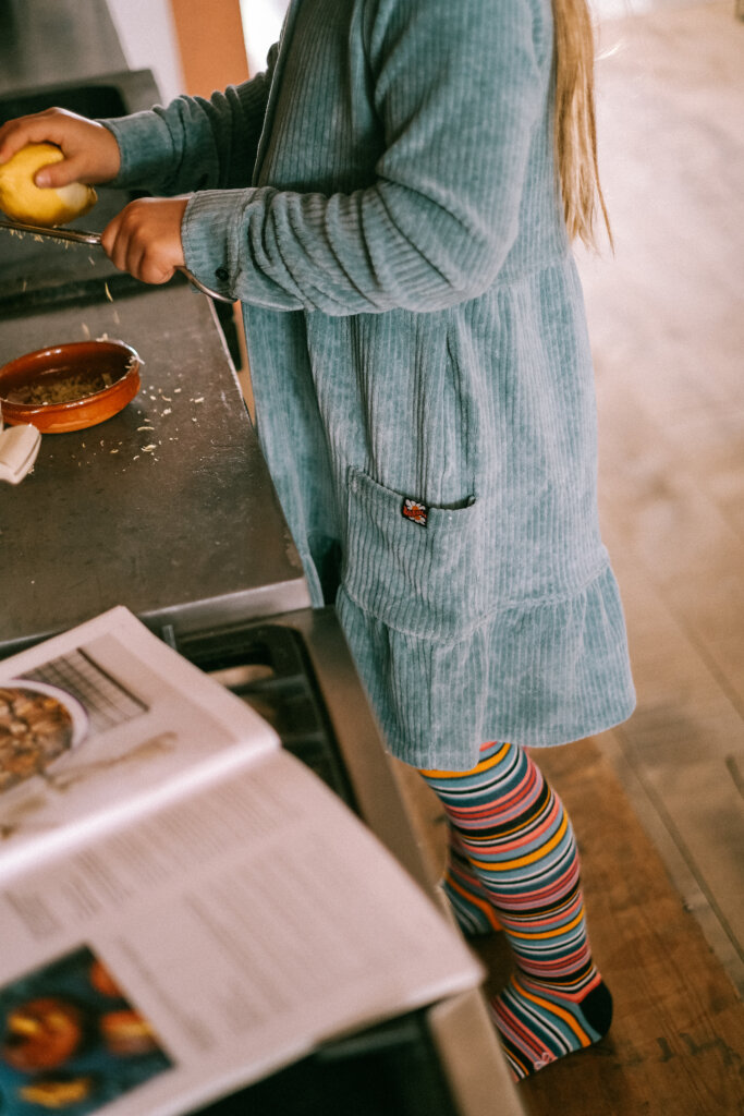 Niña cocinando con conjunto Boboli