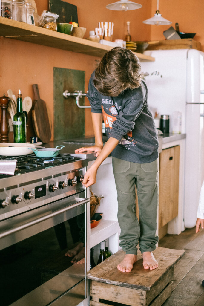 Niño usando el horno