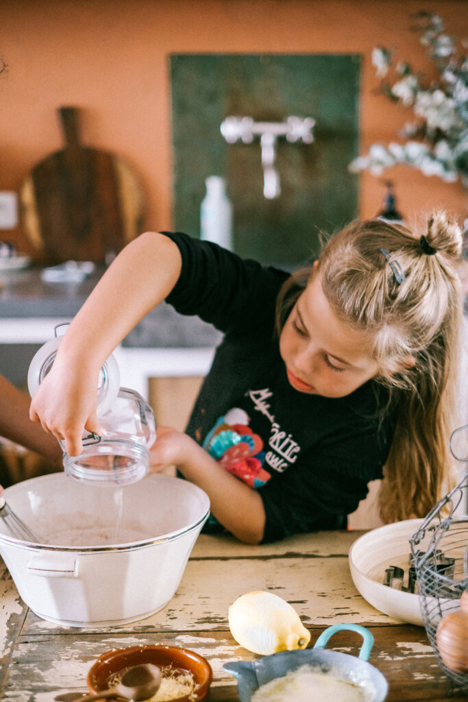 Niña cocinando con conjunto Boboli