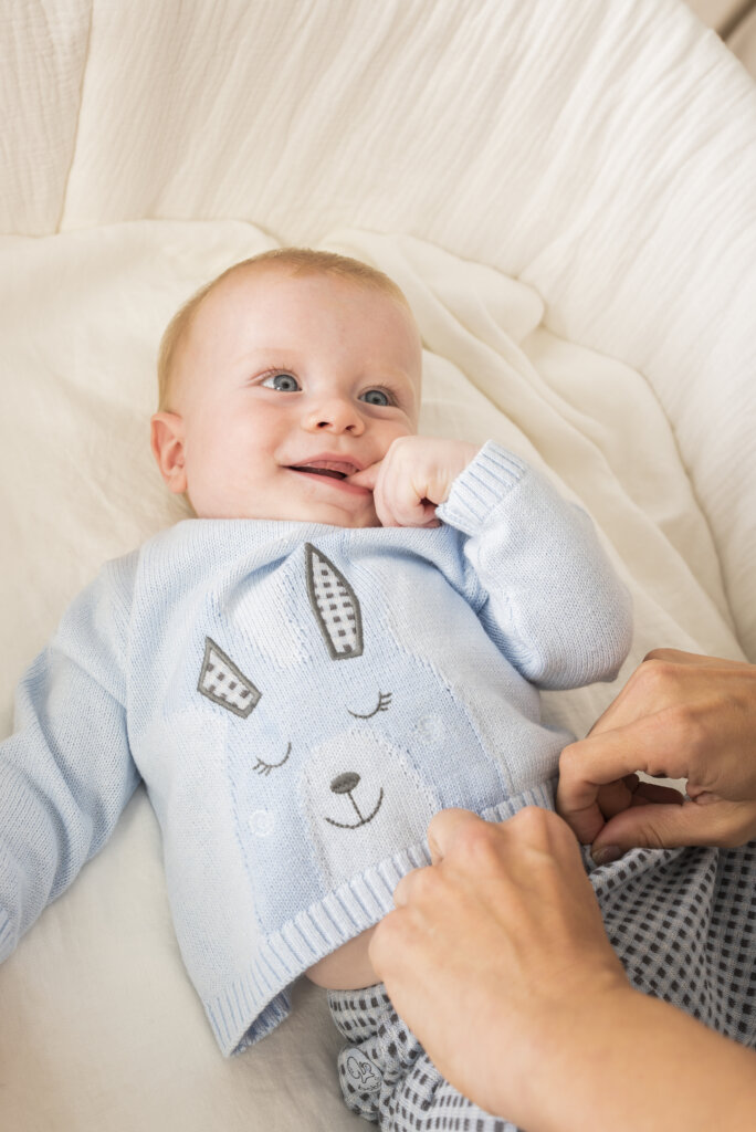 Bebé tumbado con conjunto Boboli