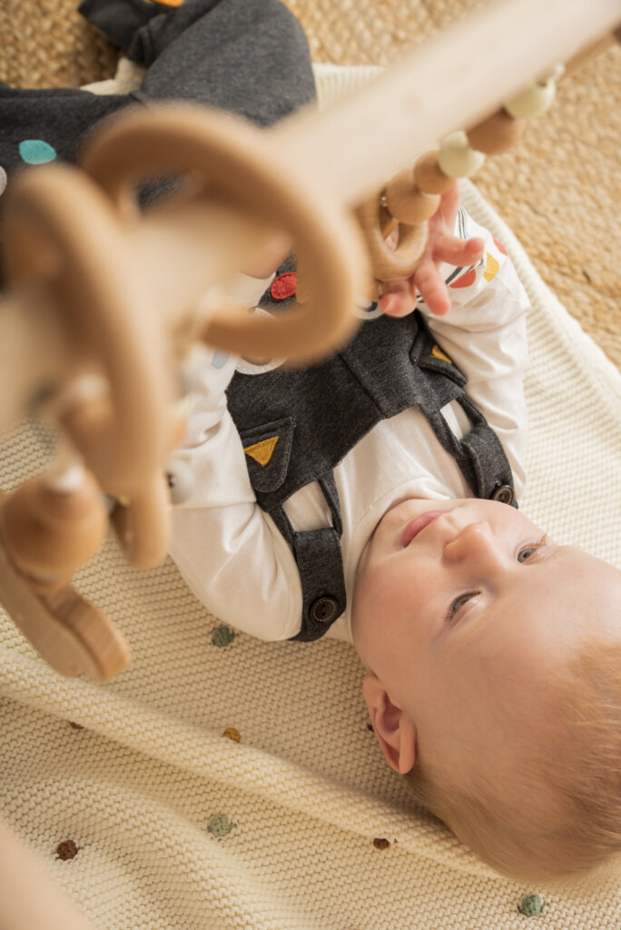 Bebé jugando con peto Boboli