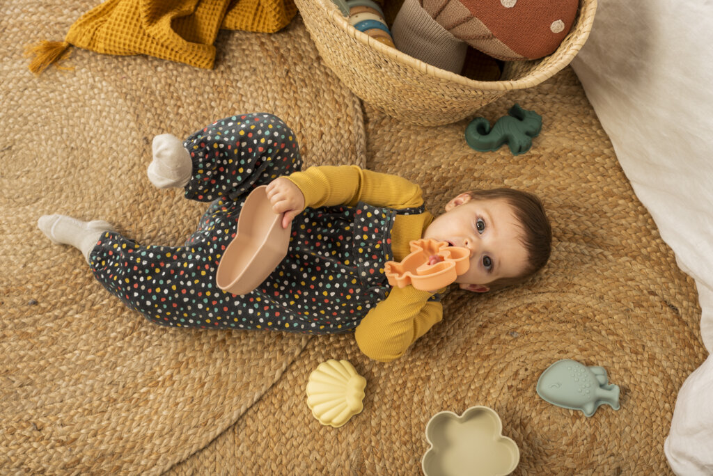 Bebé jugando con conjunto Boboli